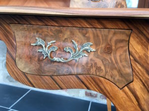 bureau Louis XV en noyer vichy