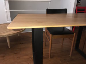 table contemporaine en chêne massif
